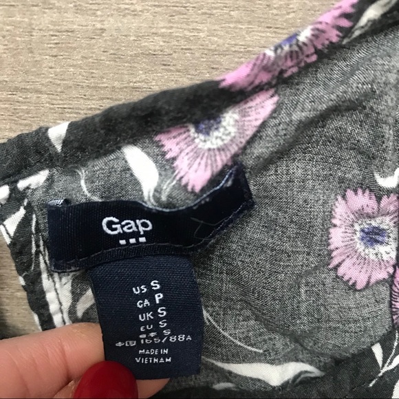 🌸Gap High Neck Flowy Black Flower Tank - Picture 2 of 4